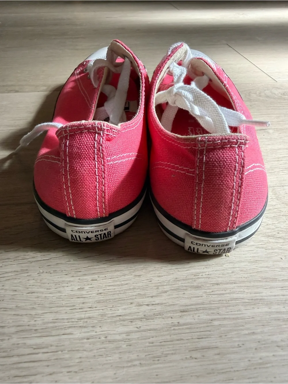 Converse vibrant hot